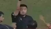 裁判掏出红牌一瞬间，他这巴掌甚至没有犹豫😅